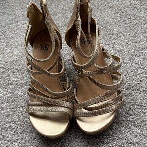 SO Girls' Metallic Gold Strappy Dress Sandals